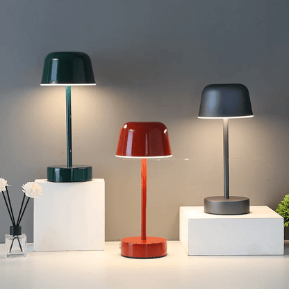 Kabellose Tischlampe im Bauhaus-Stil mit warmem Licht für stilvolle Räume
