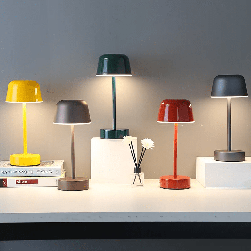Kabellose Tischlampe im Bauhaus-Stil mit warmem Licht für stilvolle Räume