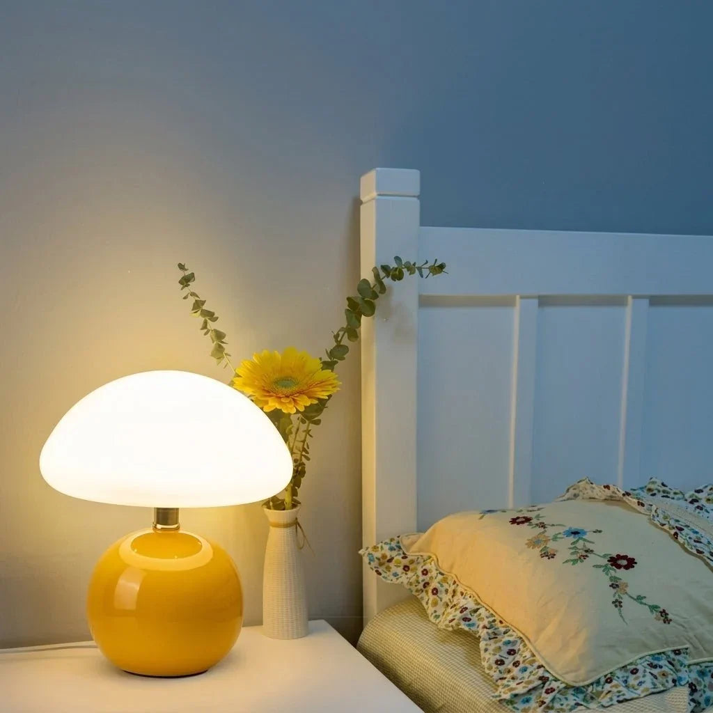 Kompakte Tischlampe mit Kuppelschirm als stilvolle Schreibtischbeleuchtung