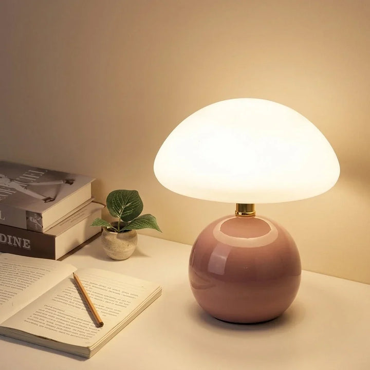 Nahaufnahme des gewölbten Kuppelschirms der Pilz-Tischlampe