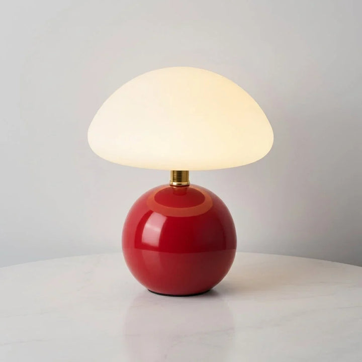Moderne Pilz-Tischlampe als dekorative Beleuchtung im Wohnbereich