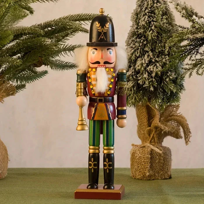 Bunte Nussknacker-Figur als weihnachtliche Tischdekoration