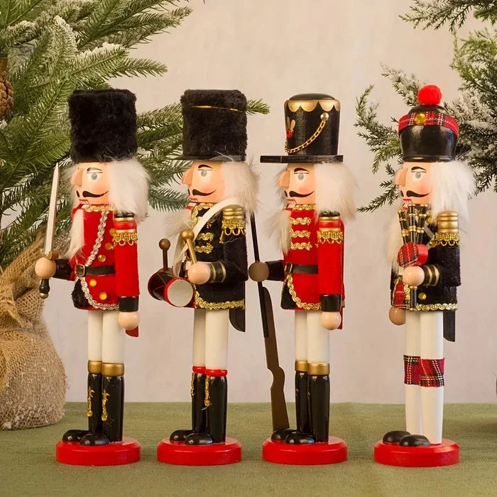 Nussknacker-Figur als dekorativer Akzent auf dem Weihnachtstisch