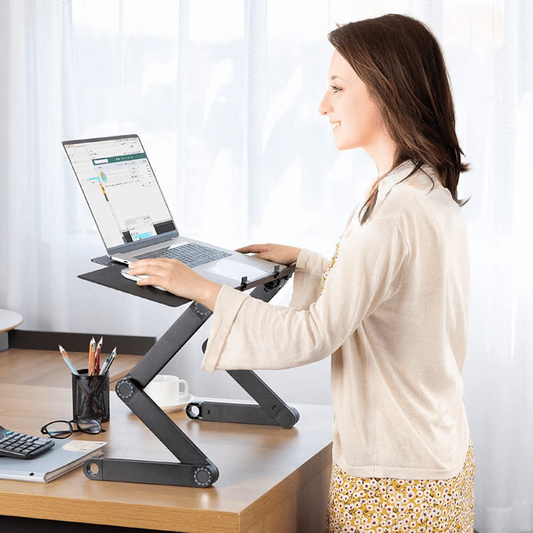 Frau nutzt höhenverstellbaren Laptopständer aus Metall am Schreibtisch, ergonomisches Arbeiten.