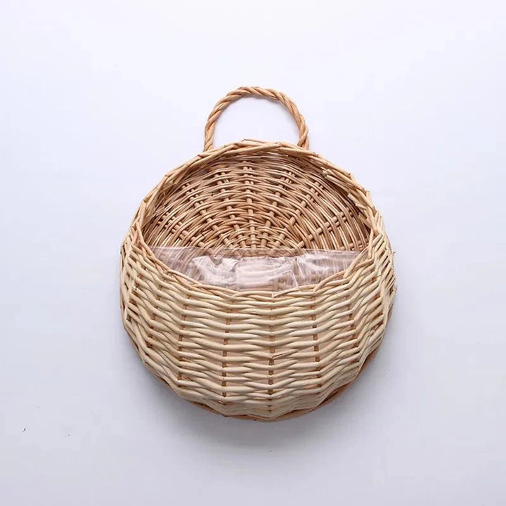 Wandkorb aus Rattan mit Blumen an einer hellen Wand