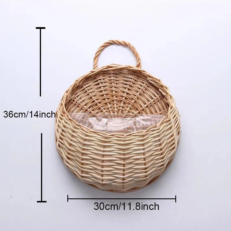 Handgefertigter Wandkorb aus Rattan in einer stilvollen Wohnumgebung