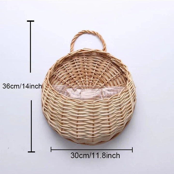 Handgefertigter Wandkorb aus Rattan in einer stilvollen Wohnumgebung