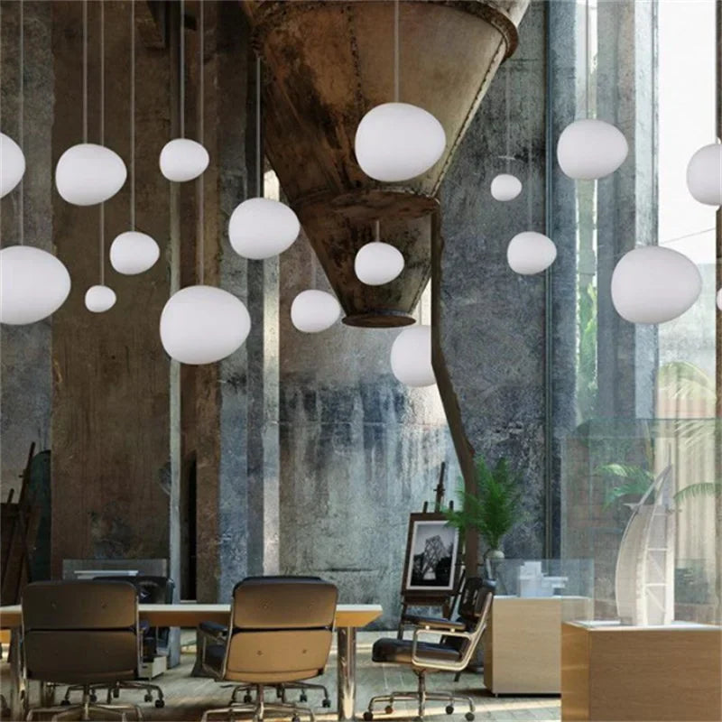 Moderne Pendelleuchte mit satiniertem Glas im minimalistischen Cluster-Design