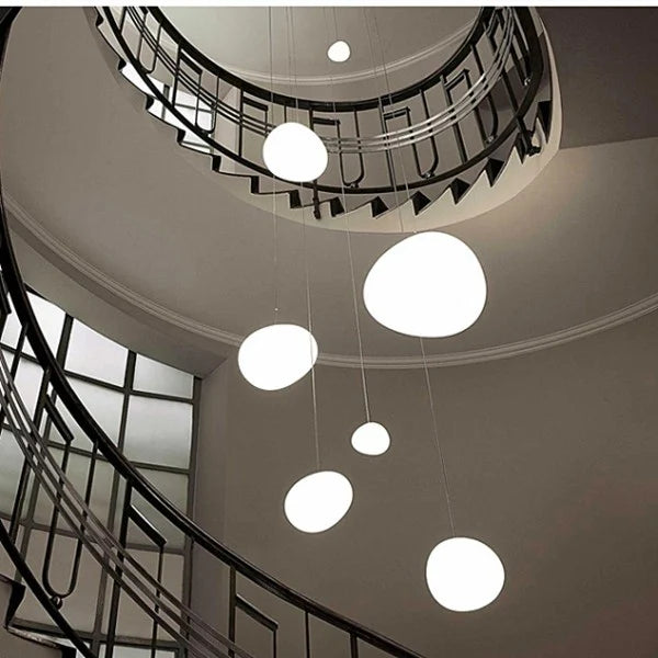 Moderne Pendelleuchte mit satiniertem Glas im minimalistischen Cluster-Design