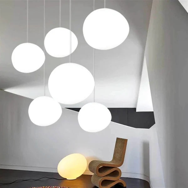 Moderne Pendelleuchte mit satiniertem Glas im minimalistischen Cluster-Design
