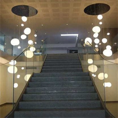 Moderne Pendelleuchte mit satiniertem Glas im minimalistischen Cluster-Design