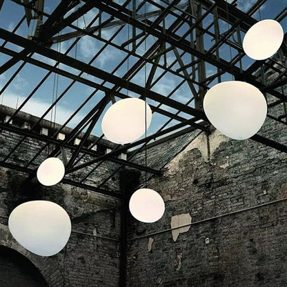 Moderne Pendelleuchte mit satiniertem Glas im minimalistischen Cluster-Design