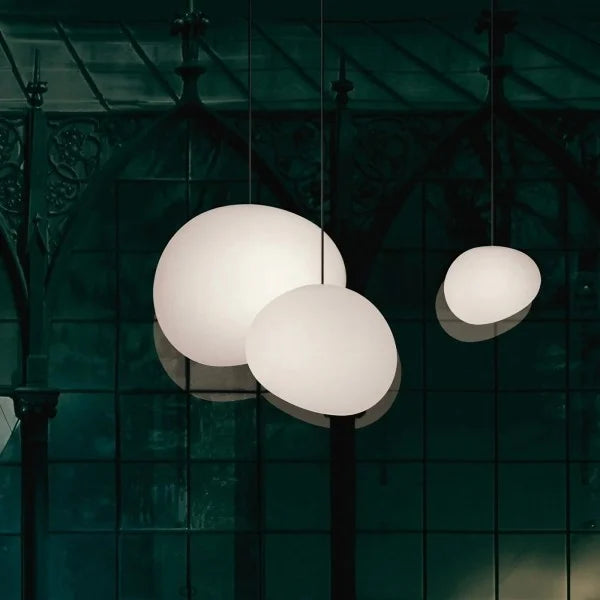 Moderne Pendelleuchte mit satiniertem Glas im minimalistischen Cluster-Design
