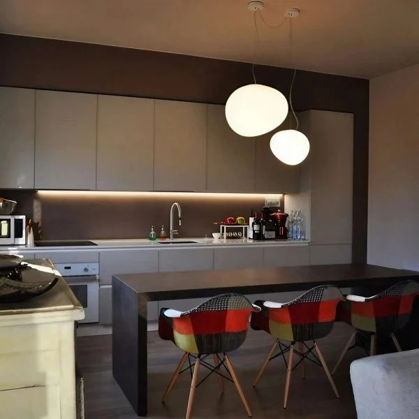 Moderne Pendelleuchte mit satiniertem Glas im minimalistischen Cluster-Design