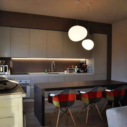 Moderne Pendelleuchte mit satiniertem Glas im minimalistischen Cluster-Design