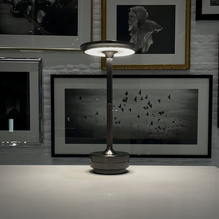Kabellose dimmbare Designer Tischlampe in elegantem Design