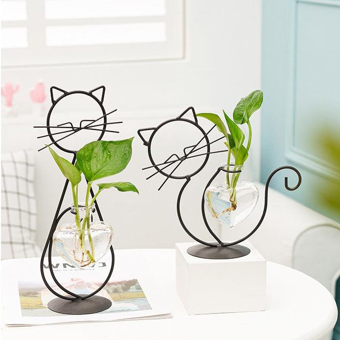 Nahaufnahme des Pflanzentopfs mit Katzenmotiv und Herzvase