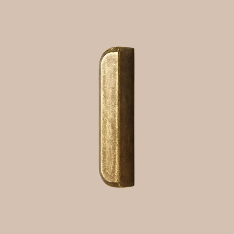 Möbelgriff an einer Schublade mit antikem Bronzeton