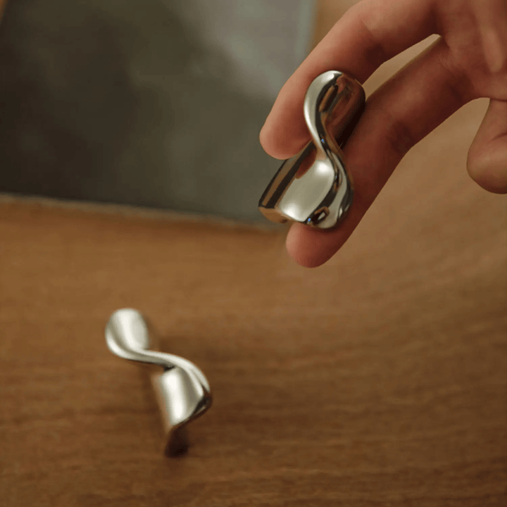 Möbelgriffe und Möbelknöpfe aus Messing im minimalistischen Design