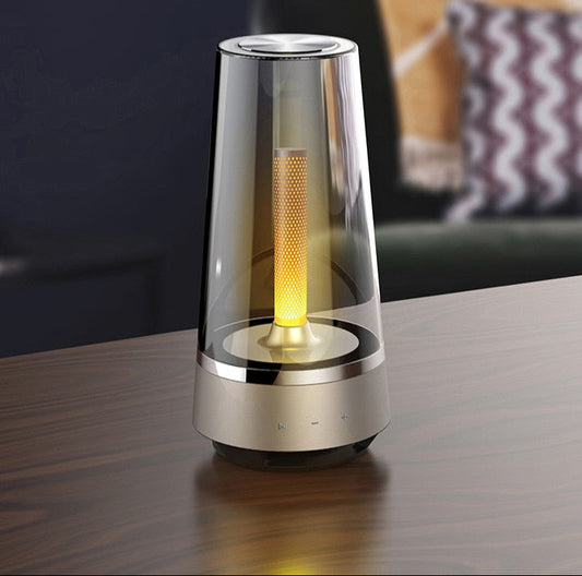 Moderne LED-Tischlampe mit Glasgehäuse und warmem Licht auf dunklem Holztisch