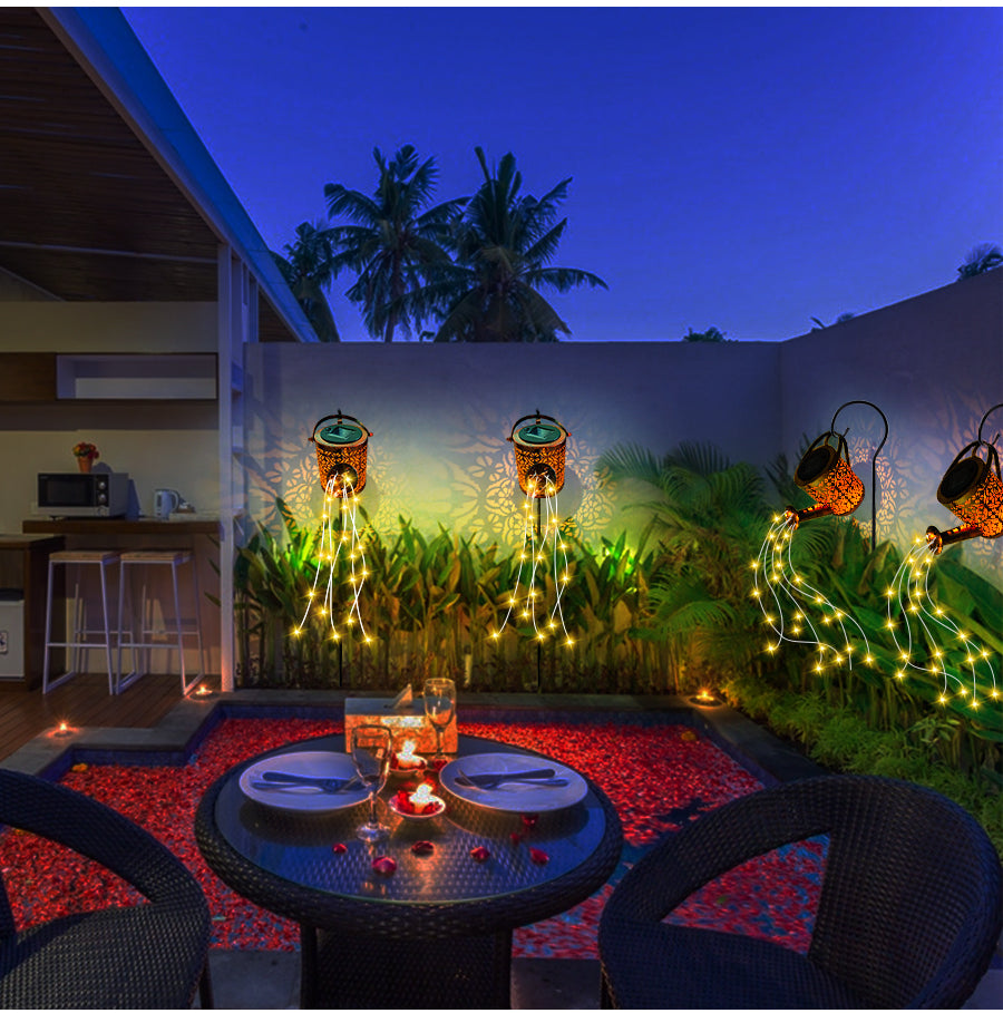 Solarbetriebene Gießkannenleuchte mit LED-Lichterkaskade für den Garten