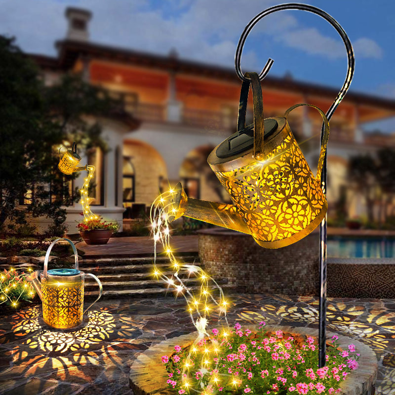 Solarbetriebene Gießkannenleuchte mit LED-Lichterkaskade für den Garten