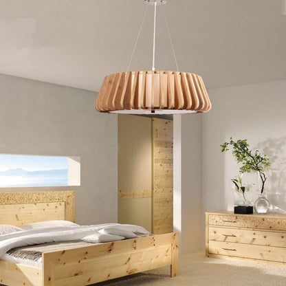 Runde Deckenleuchte in Holzoptik im nordischen Stil