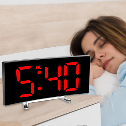 LED-Wecker CurveClock gebogen mit Großanzeige – dimmbar, leise & modern