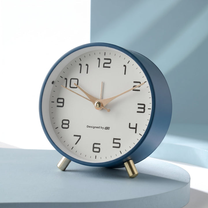 Runde Tischuhr im skandinavischen Design mit Messing-Details