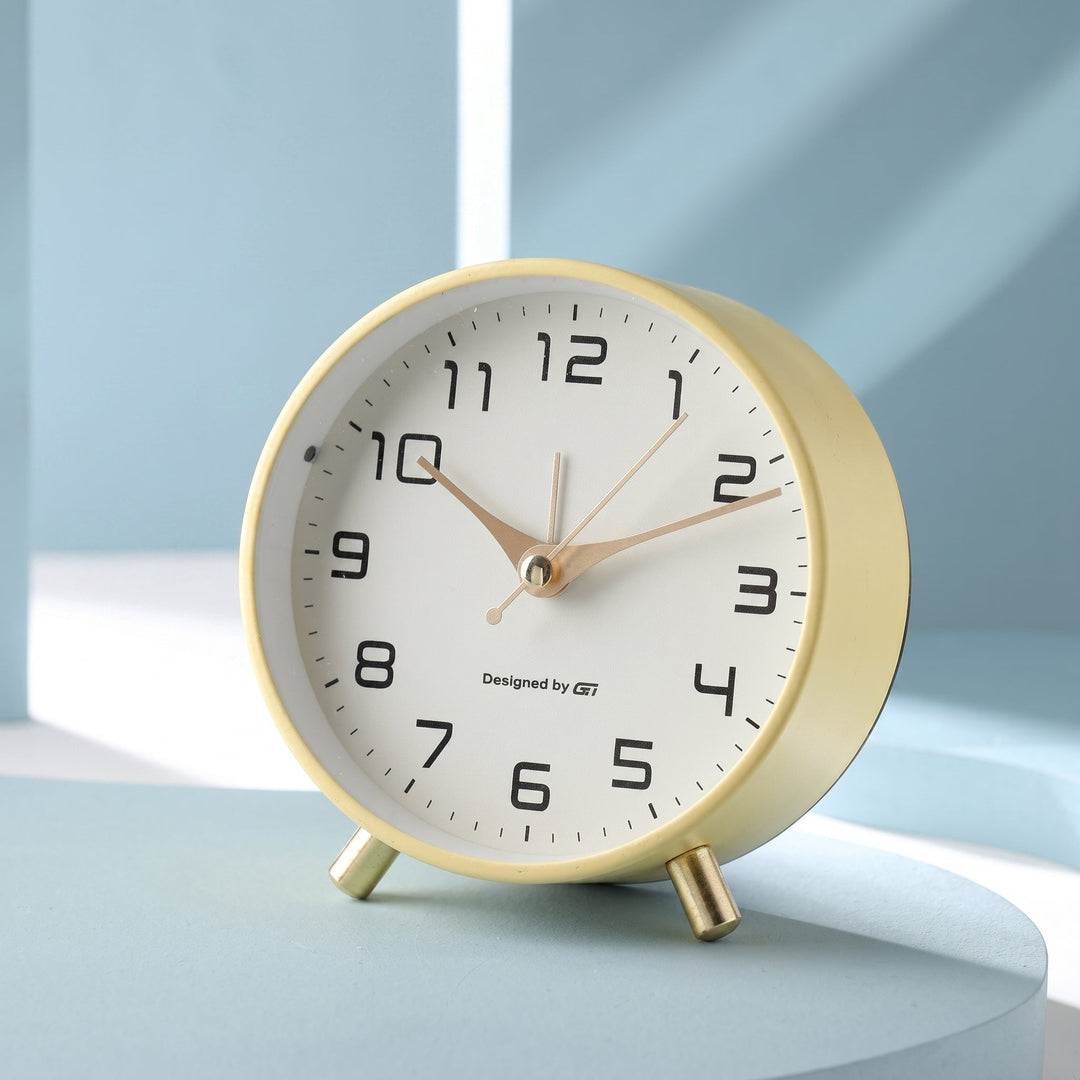 Runde Uhr als stilvoller Zeitmesser auf einem Beistelltisch