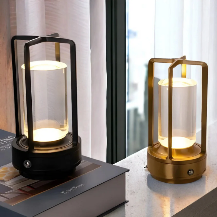 Kabellose LED-Tischlampe im Scandi-Stil auf einem Tisch