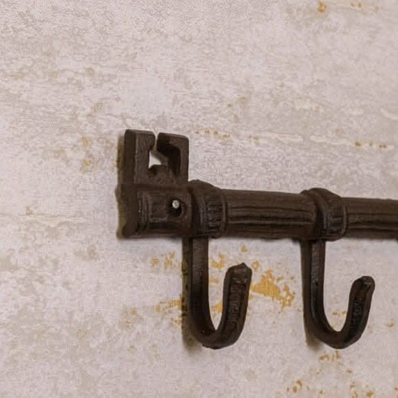 Rustikaler Schlüsselhalter aus massivem Gusseisen zur Wandbefestigung