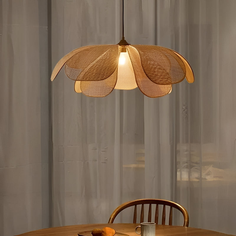 Rattan Hängelampe – Handgefertigtes Blüten-Design für stilvolle Räume