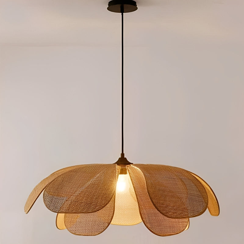 Rattan Hängelampe – Handgefertigtes Blüten-Design für stilvolle Räume